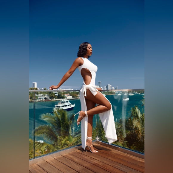 Monot cut out gown with bow - Picture 6 of 12